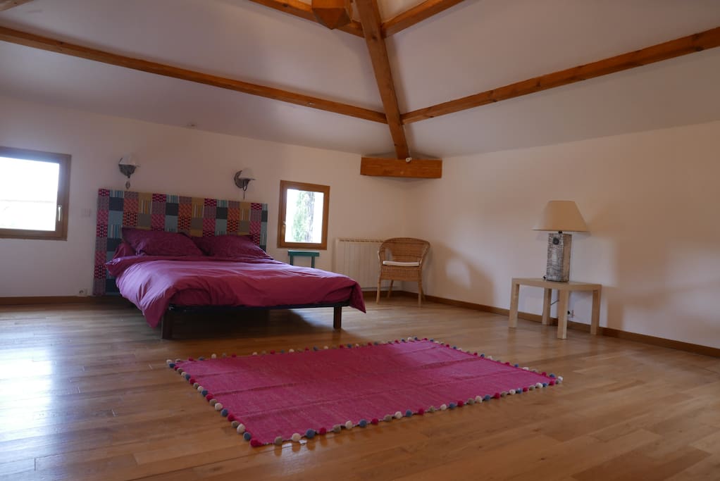 Belle chambre de 25 m 2 avec 4 fenêtres orientées sud et nord donnant sur le jardin