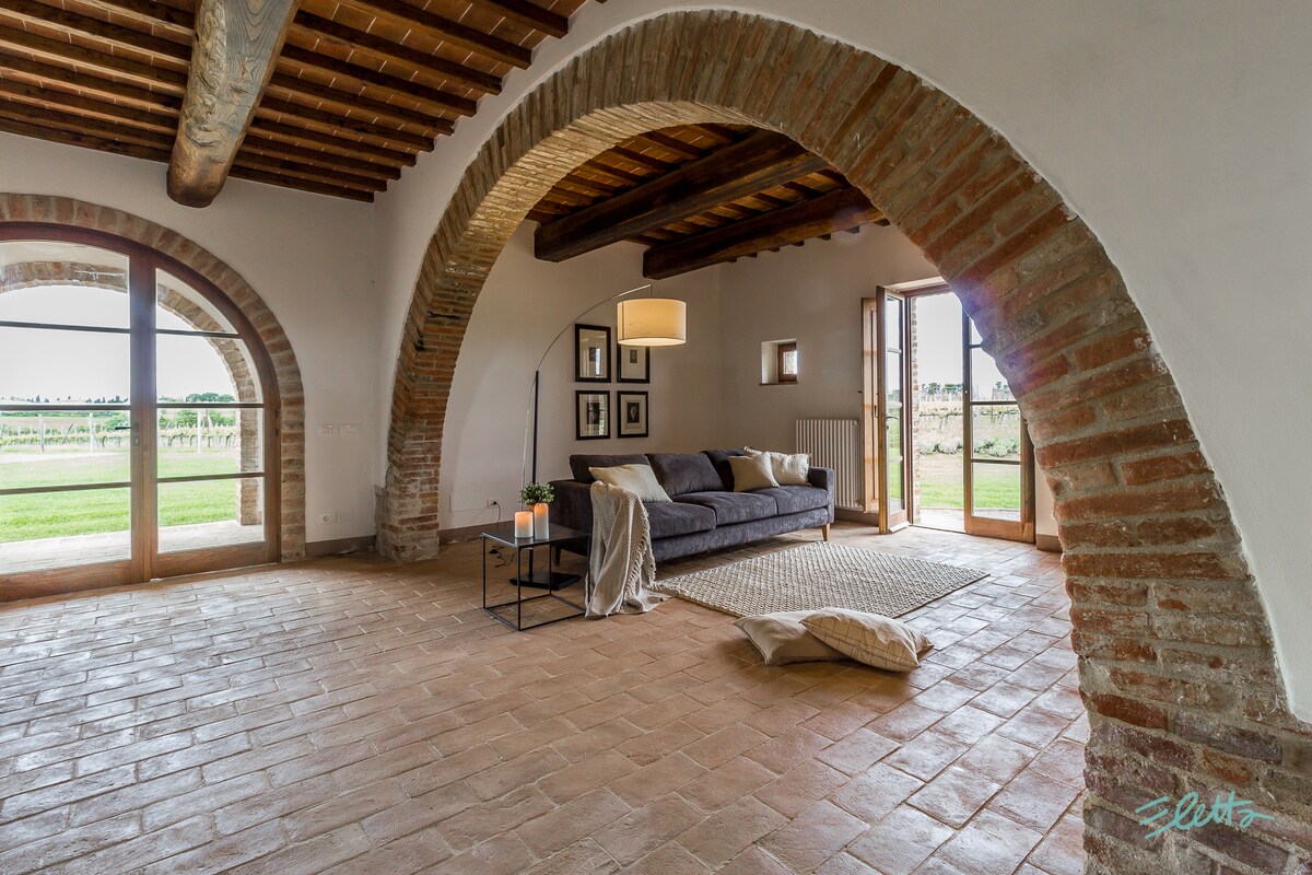 Popular Airbnb listing: Villa Le Vigne, 8 pax, private pool, Top Comfort in Cortona