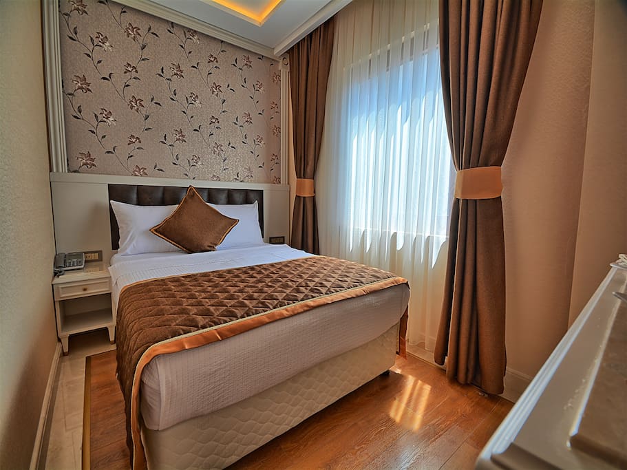Room size: 25 m²
Beds: 2 single beds
This air-conditioned room offers 2 single beds, satellite TV and a minibar.
Room facilities: Terrace, Telephone, Satellite Channels, Flat-screen TV, Safety Deposit Box, Air Conditioning, Desk, Seating Area, Heating, Interconnected room(s) available, Sofa, Soundproofing, Hardwood/Parquet floors, Mosquito net, Wardrobe/Closet, Hypoallergenic, Cleaning products, Shower, Hairdryer, Free toiletries, Toilet, Bathroom, Slippers, Toilet paper, Minibar, Wake-up service, Child safety socket covers