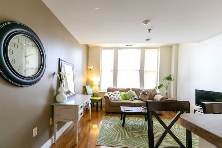 Tropical Oasis - Downtown 2 BR Apt - Walk to Beale