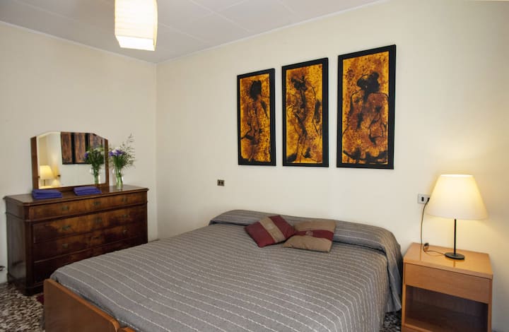 veľká a pohodlná manželská posteľ King