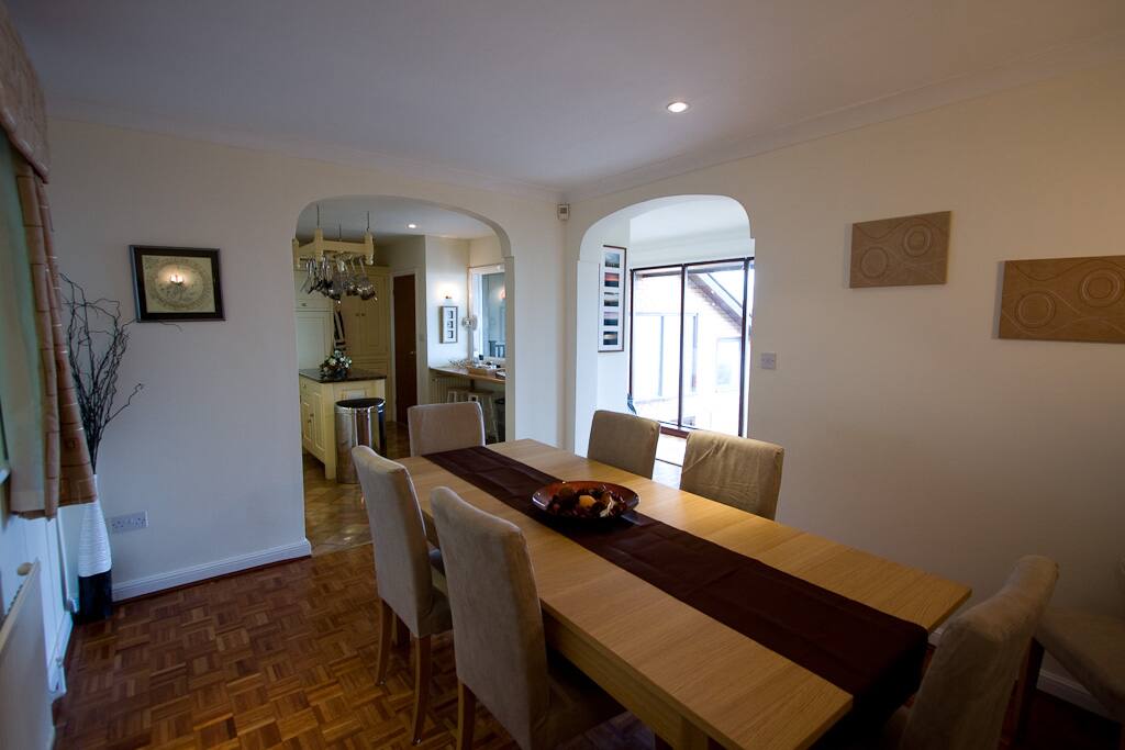 Extendible dining table, up to 8 places