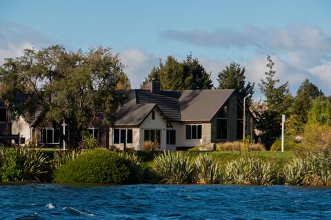 A Lake Front Retreat