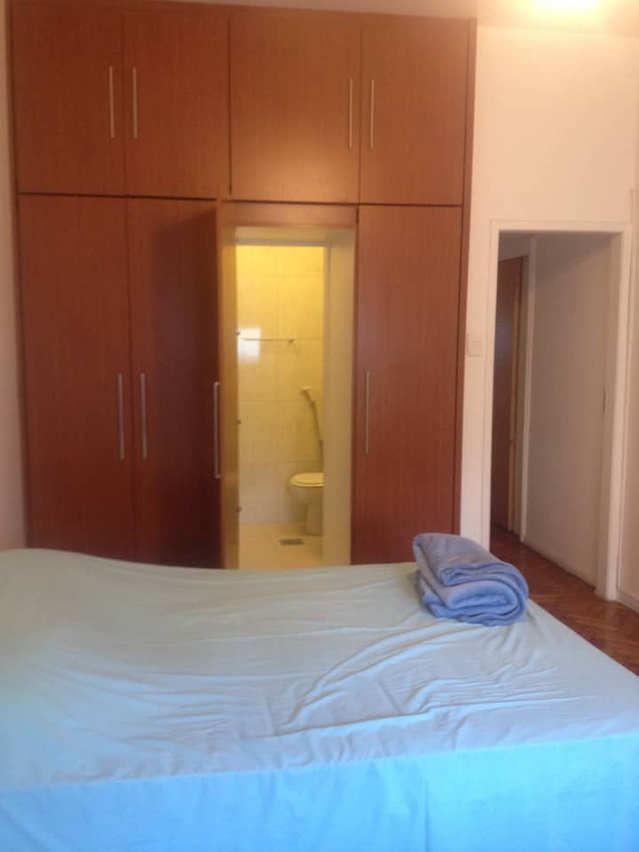 סוויטה (דלת חדר הרחצה פתוחה)