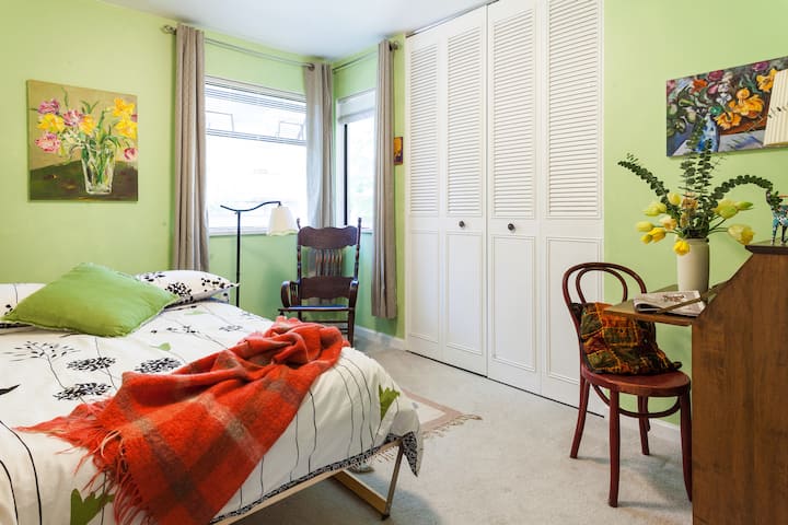 חדר קטן ונעים יותר עם ארון גדול, שולחן וחלונות