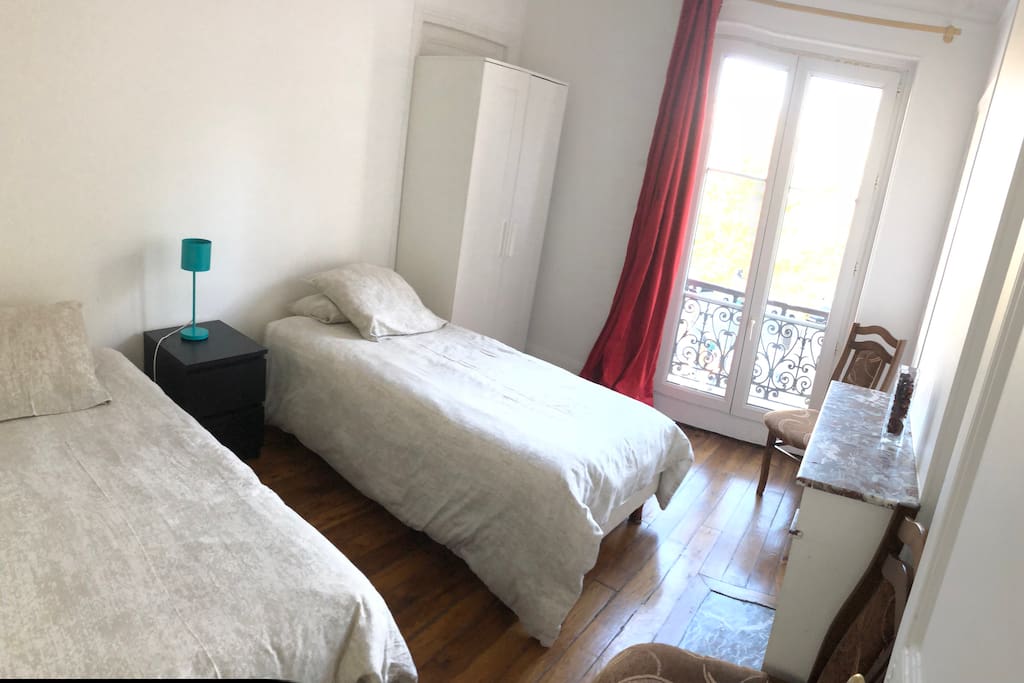 Chambre 1
2 lits simples confortables
1 cheminée
1 placard
1 table de chevet