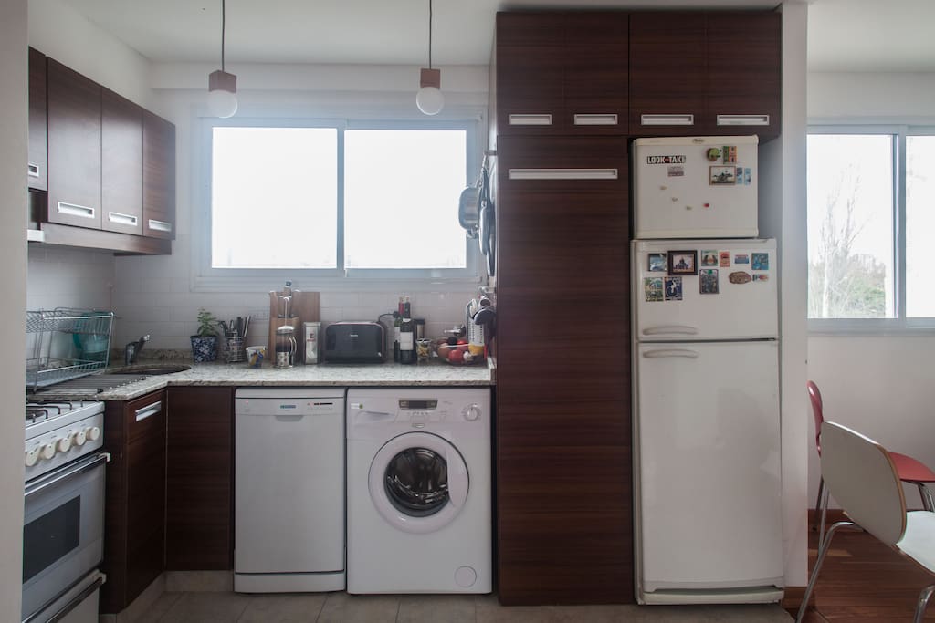 Kitchen including dishwasher and washing machine. /Cocina con lavavajillas y lavarropas.