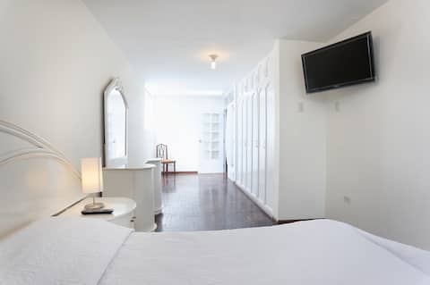 Fast internet, Great views, 3 en-suite bedrooms!