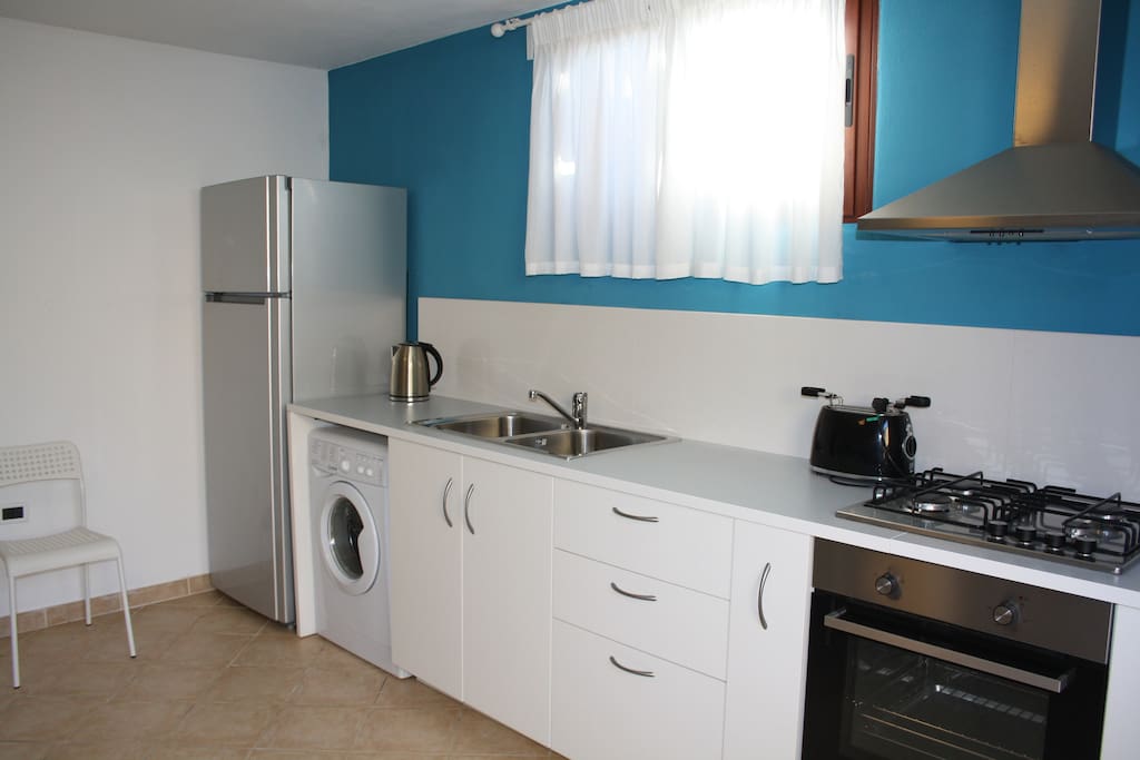 Cucina con forno,frigo/freezer e lavatrice