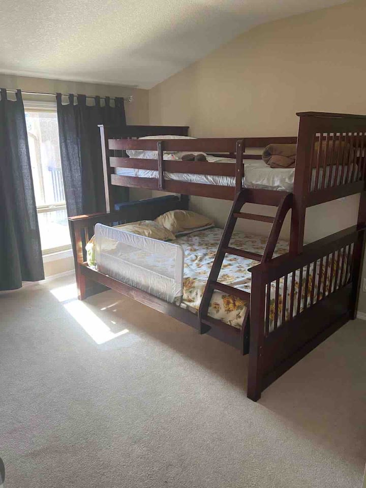 חדר שינה שני, חדר פרטי עם דלת ותאום מעל מיטה זוגית. מסילת רכבת זמינה לילדים בתחתית ולשחק לול לקטנים. 