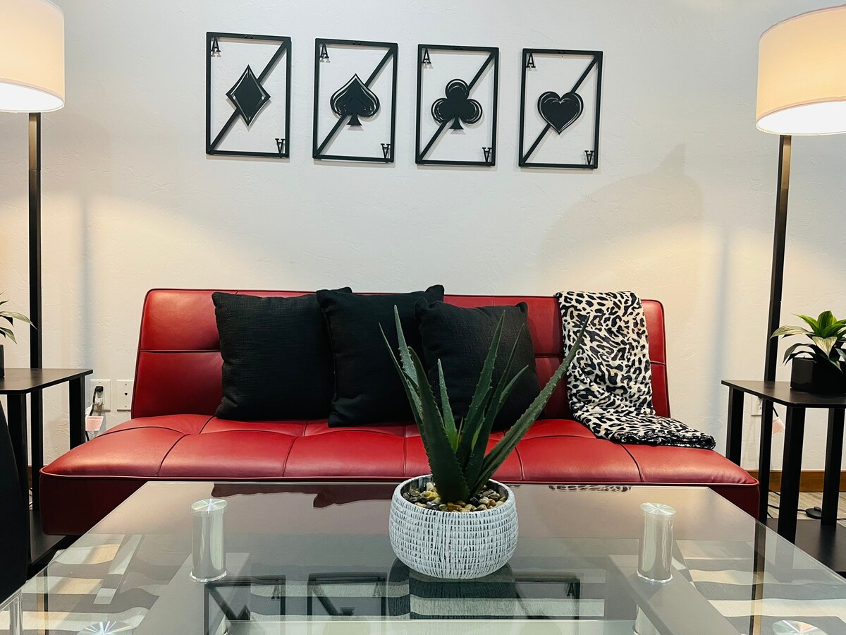 تطوي الأريكة الجلدية الحمراء إلى سرير كامل الحجم.