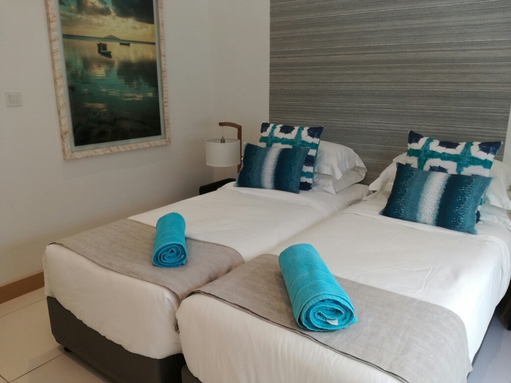 Tercer dormitorio (camas individuales) con baño privado.