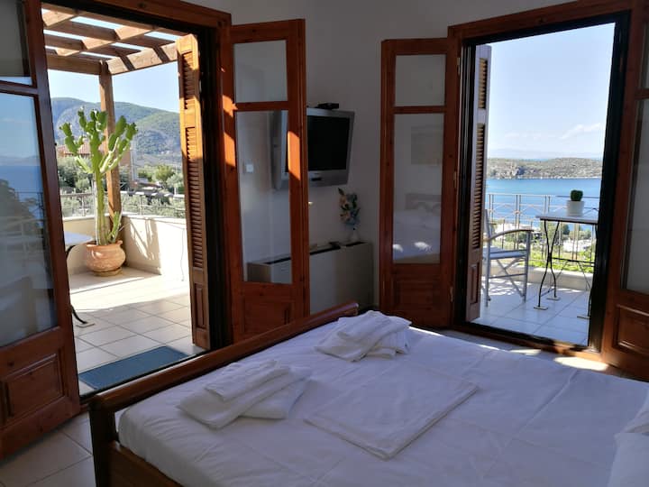 חדר השינה הראשי של מלון Maisonette עם הנוף הייחודי של המפרץ.