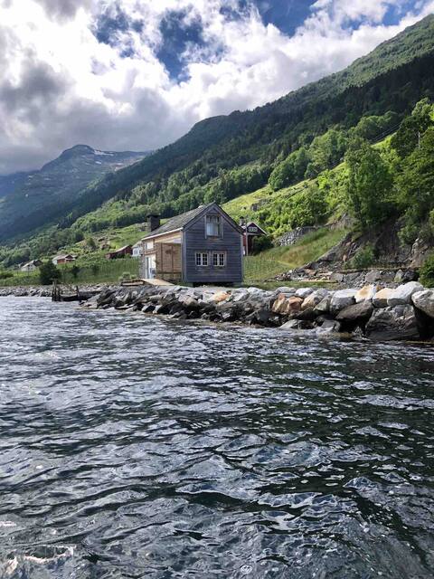 Great lake house on a fruit farm in Hardanger.