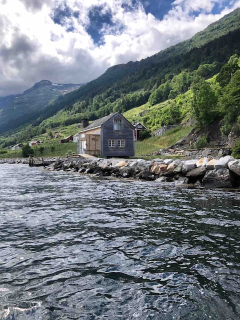 Great lake house on a fruit farm in Hardanger.