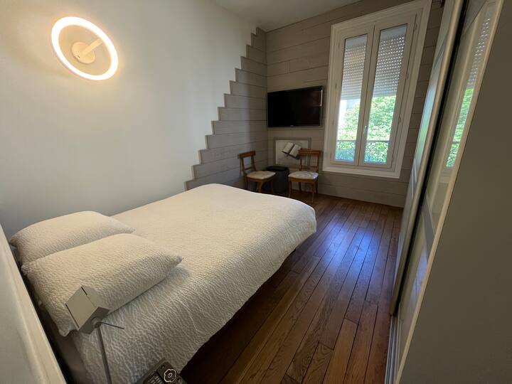 Chumba cha kulala kinaonekana kutoka pembe tofauti.
Chumba cha kuvalia kiko upande wa kulia.