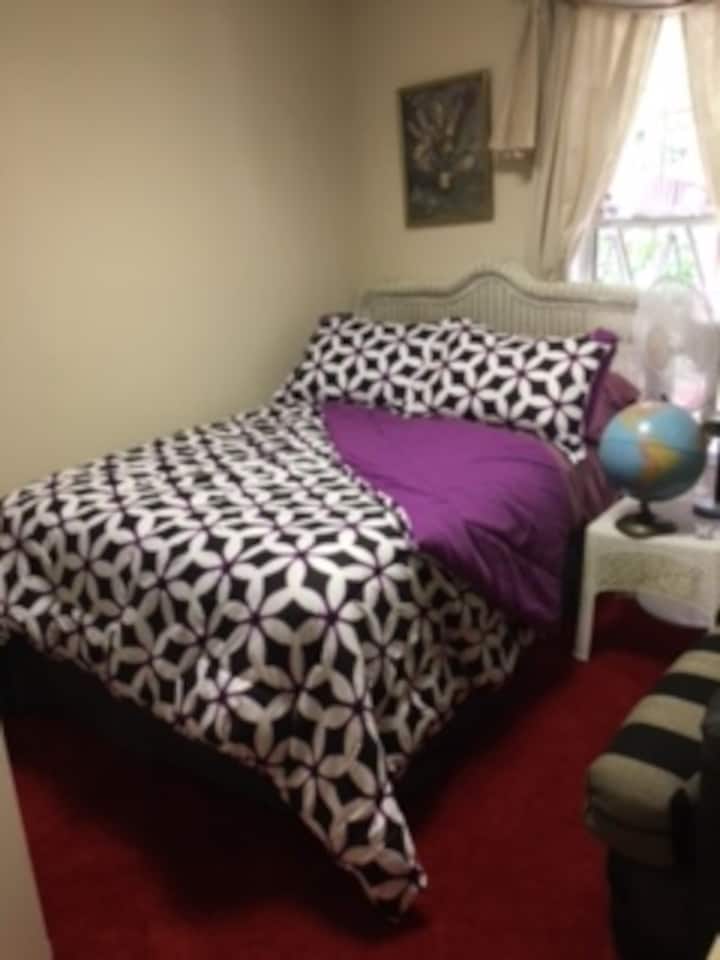 Спална соба Б со кревет во целосна големина со многу оригинални уметнички дела за ваше уживање.