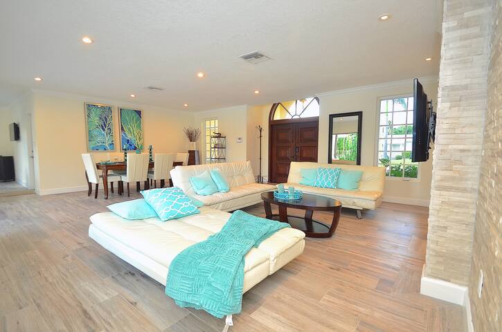 By The Sea Vacation Villas 5 Star 4 mins to Beach gallery image 5