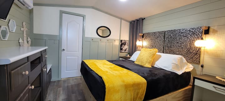 Თანამედროვე საძინებელი კომფორტული Queen hibrid ლეიბები, ventless გაყოფილი ერთეული გაგრილების და გათბობის, Roku TV ბოჭკოვანი WiFi და ადგილზე აბაზანა.