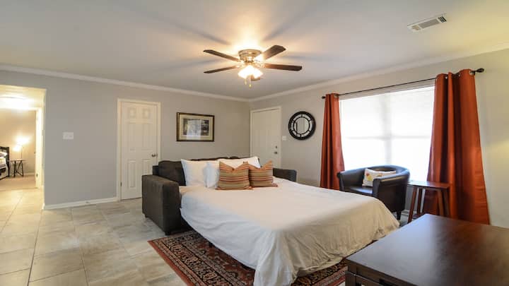 折叠沙发床，适合2位成人入住