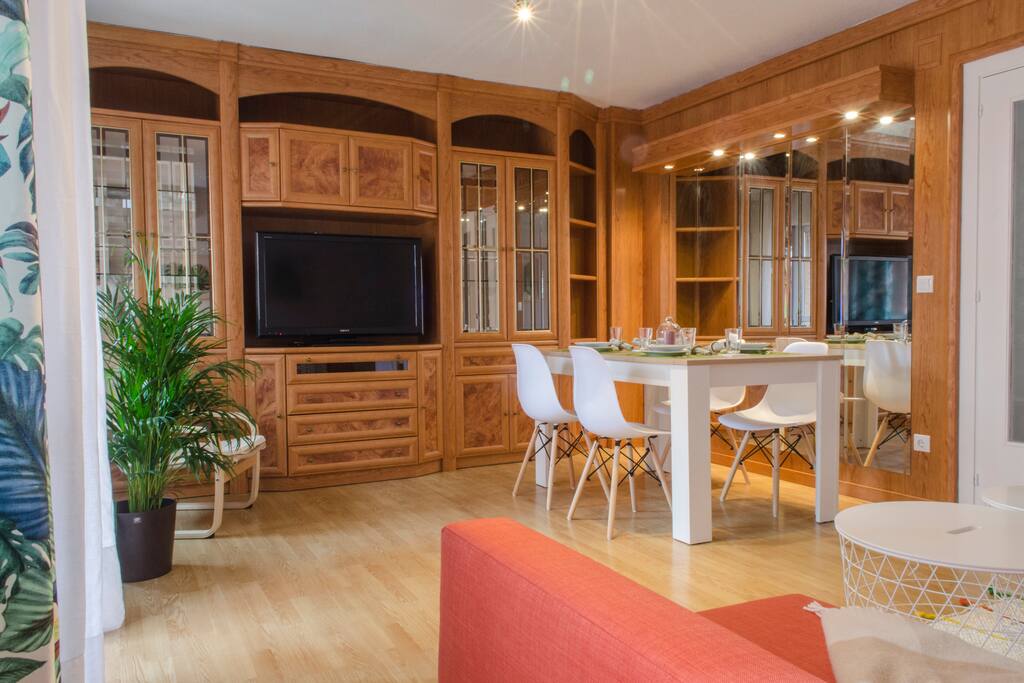 TV de 42" y mesa extensible para toda la familia