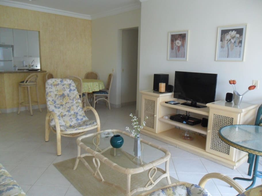 Ampla sala de estar integrada com cozinha e varanda possibilitando um ambiente arejado e no qual todos da casa possam interagir.