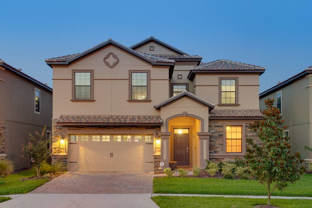 9 bedrooms (6 King size), Private Pool, Hot Tub, Game Room, Loft, PS4