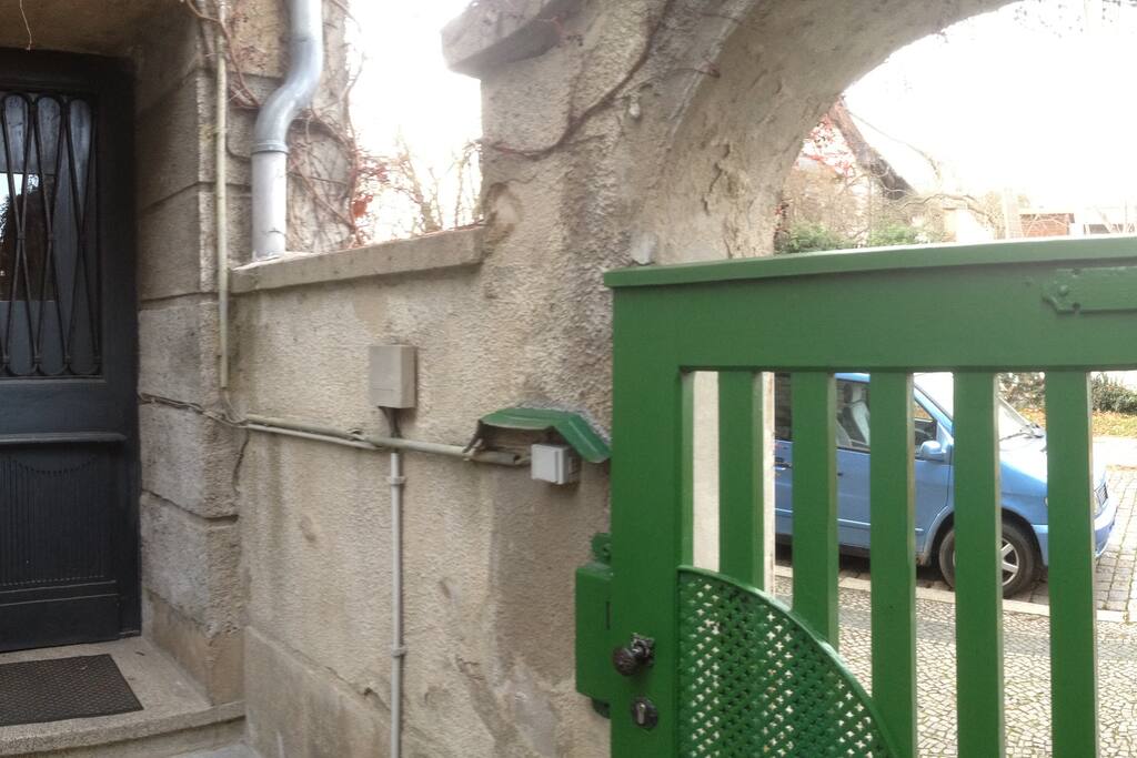 durchs grüne Tor und zack rechts die erste Tür und bitte den Lichtschalter mit der Hand ausschalten in der Nacht. Das ist kein Bewegungsmelder.