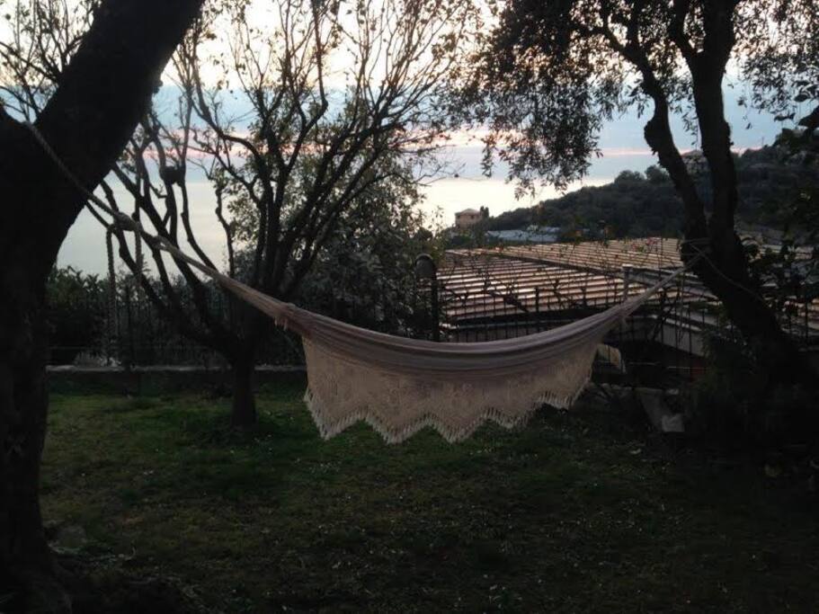 L'amaca in giardino