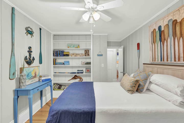 La habitación tiene una cama doble y un escritorio azul... ¡agrega una silla para crear un espacio de trabajo!