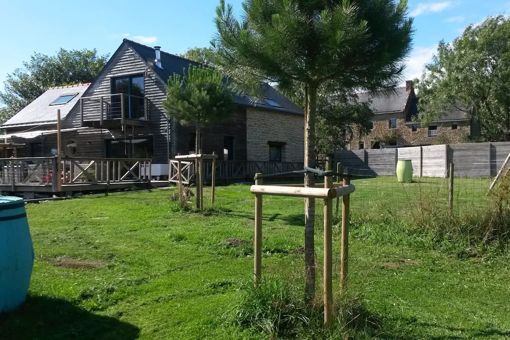 Côté Sud (grand jardin, balançoires, trampoline, piscine autoportée, grande prairie sans vis à vis