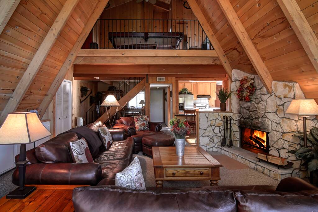 Loft with Pool Table and 2 Queen Bedrooms