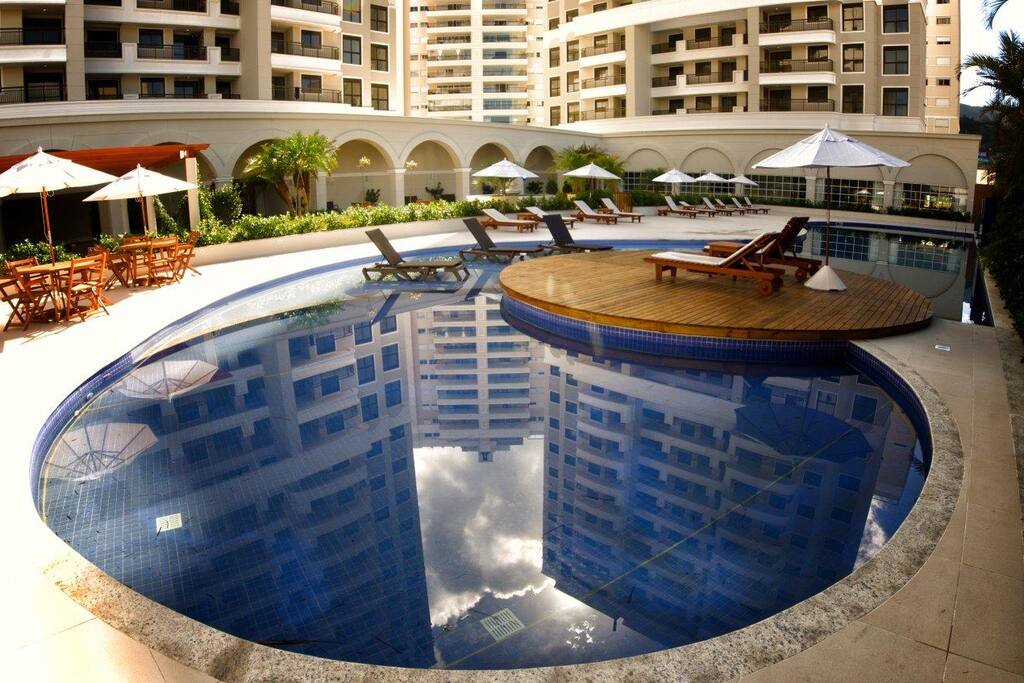 Vista parcial da piscina externa