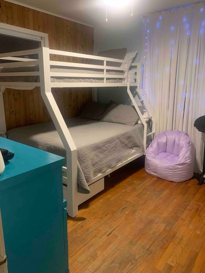 La chambre 2 dispose du matelas le plus confortable. Réglez votre alarme afin que vous puissiez voir le lever du soleil à la plage. Cette chambre est équipée d'une télé avec Roku. 