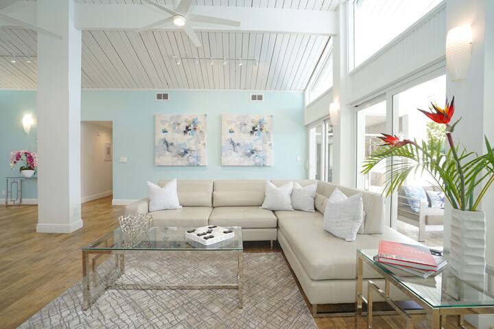 RENT LUXE 5 STAR 5 BED HTD POOL+HOT TUB STUNNING! gallery image 3