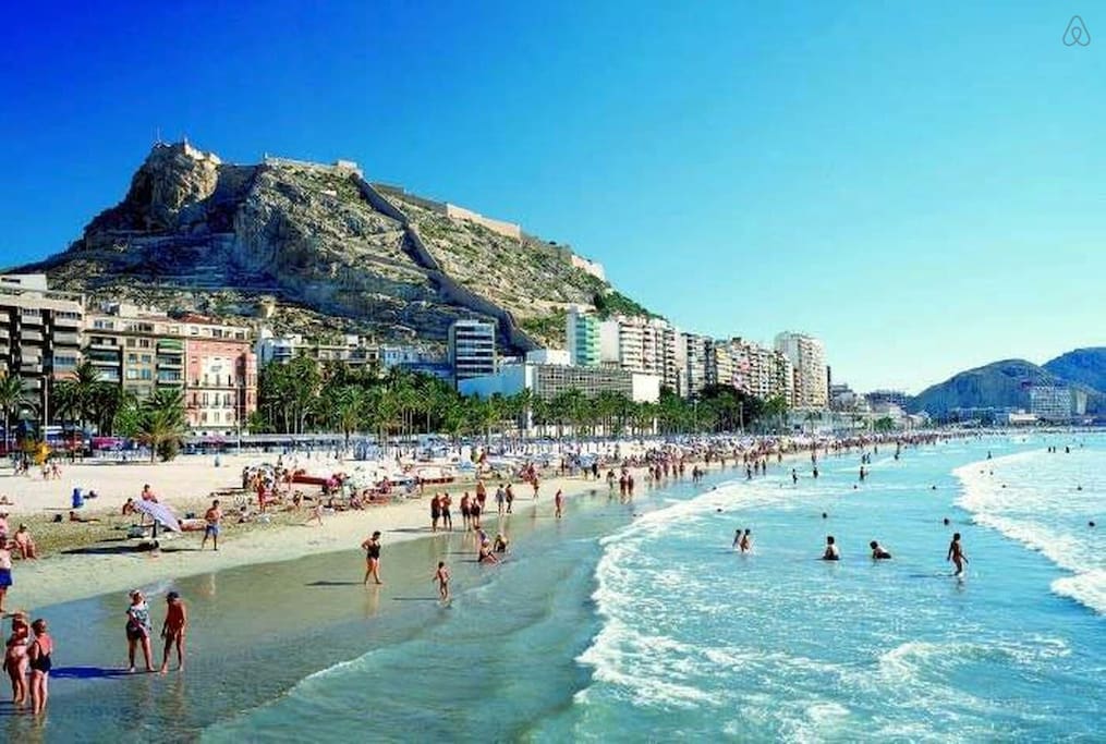 La playa del postiguet en todo su encanto