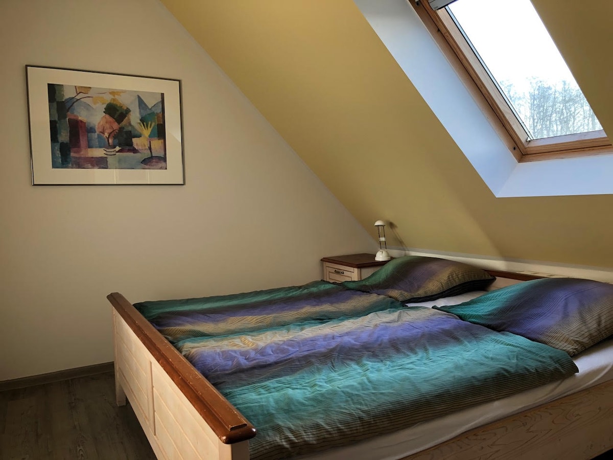 Das erste Schlafzimmer befindet sich im unteren Geschoss der Wohnung.
