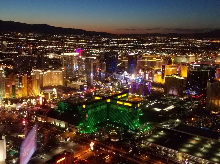 pic from AirWorks helicopter tour (I HIGHLY recommend!!)
Want some other ideas for a UNIQUE and UNFORGETTABLE Vegas experience? Just ask!! =)