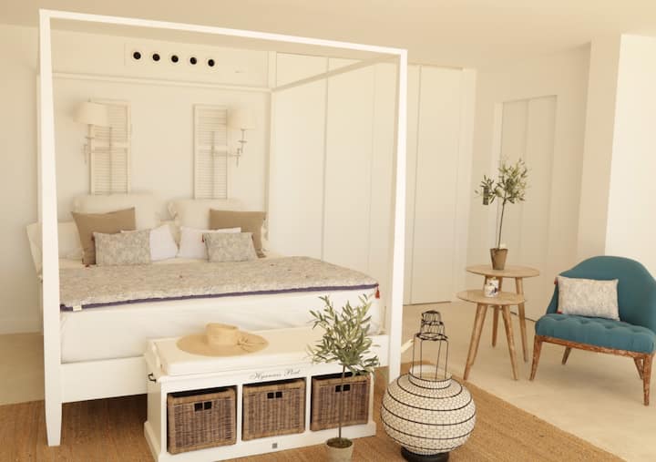 Cama King size en la suite del Atico