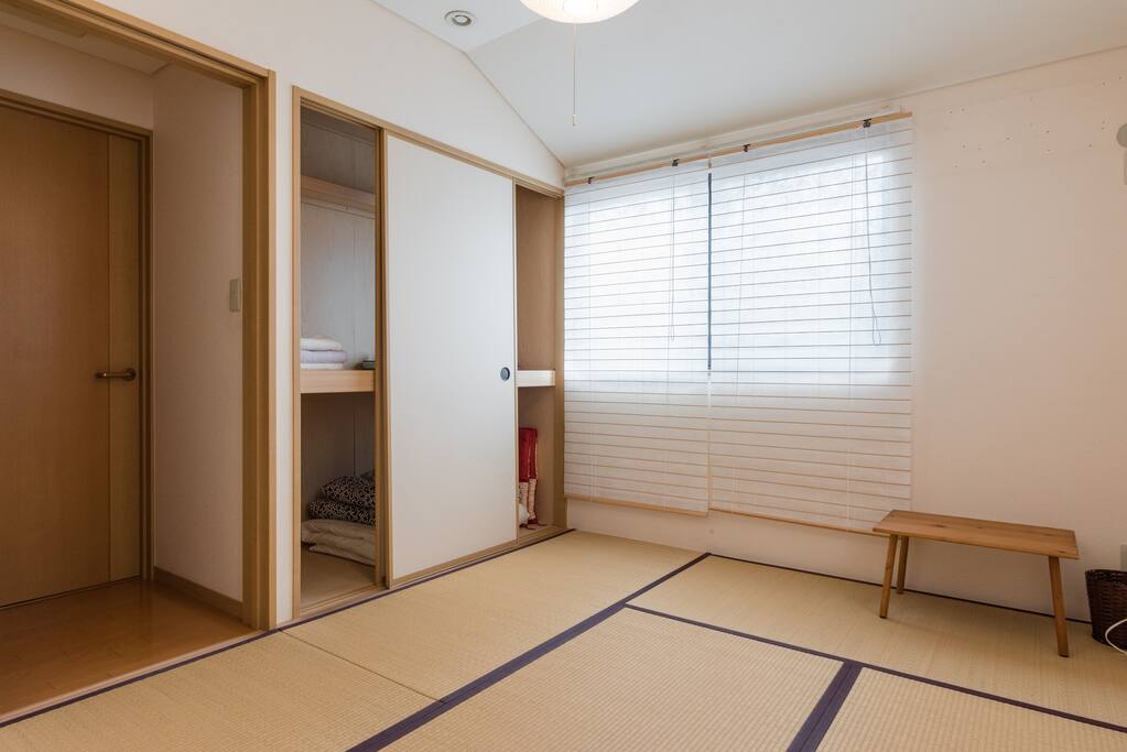 お泊りいただくのは2階にある6畳の和室です