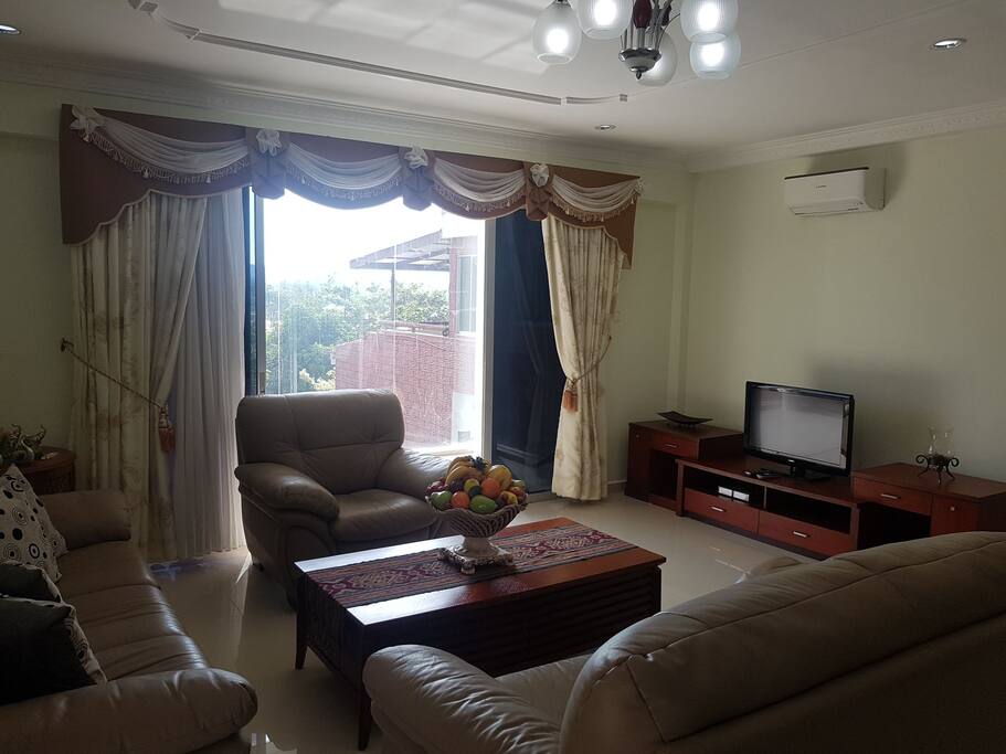 Main living room with internet 20Mb/s and 250 channels on the TV