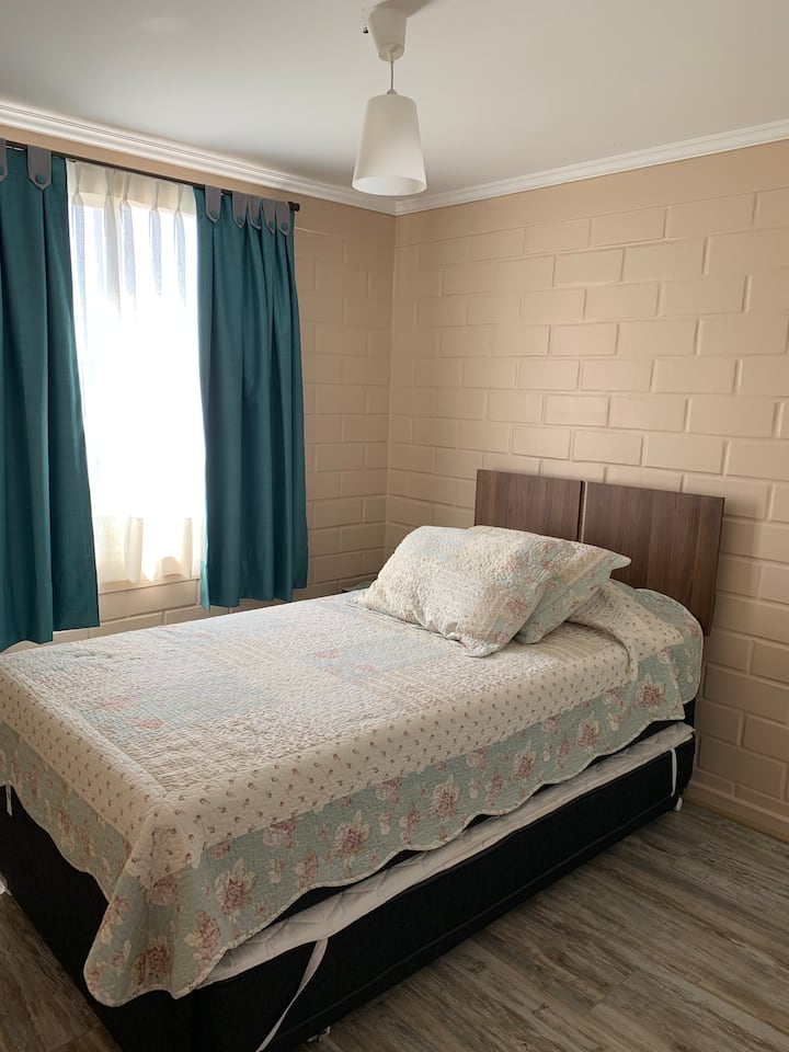 Dormitorio 1 con cama nido de plaza y media y armario 