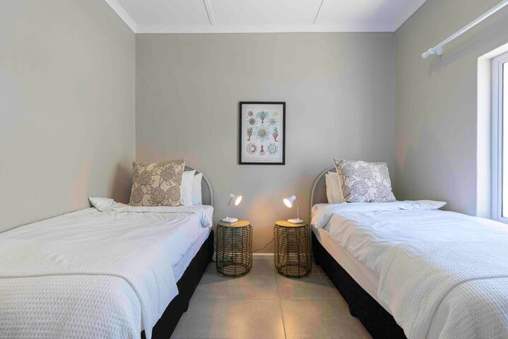 Camps Bay Cottage. Flera uteplatser, 150m fr hav. gallery image 5