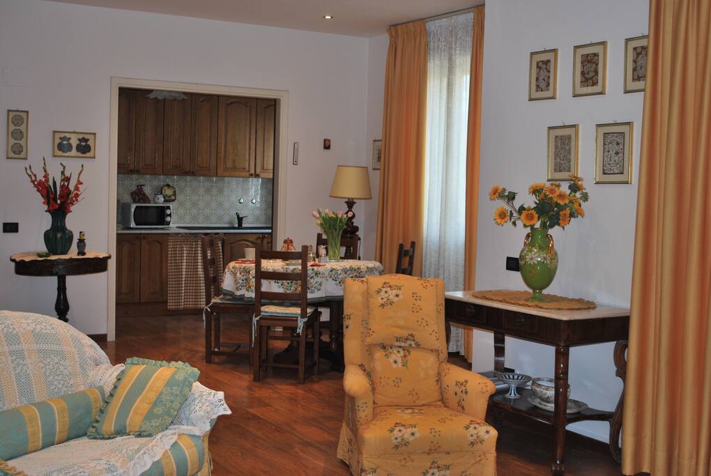 soggiorno e vista cucina