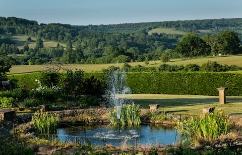 Spacious country retreat for groups, with pool