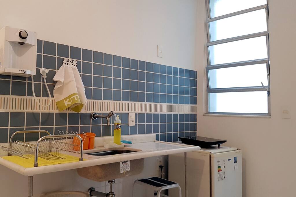 Tem um frigobar e um cooktop de 1 boca para você fazer seu prato preferido :)