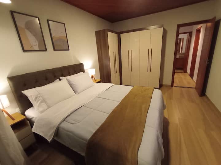 Главна спална соба со балкон: брачен кревет (широк 150-179 см) 