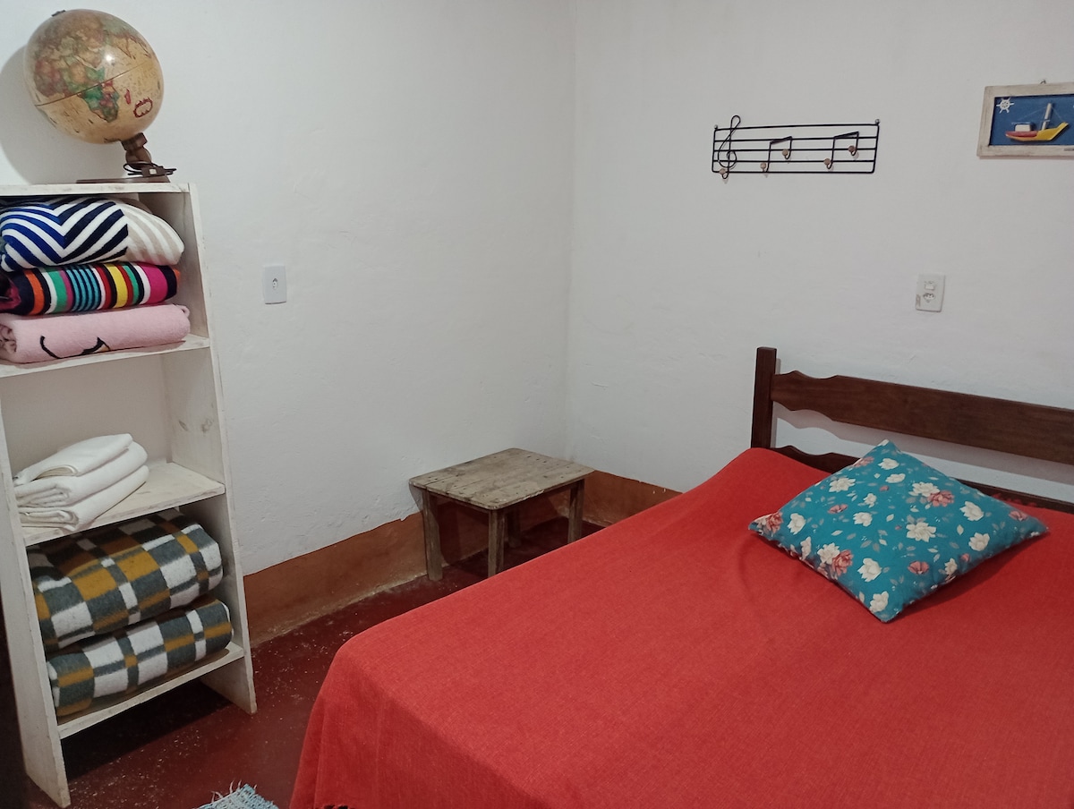 Spálňa 1 s manželskou posteľou, s odkladacím stolom, vešiakom na bielizeň, skriňou s prikrývkami a prikrývkami.