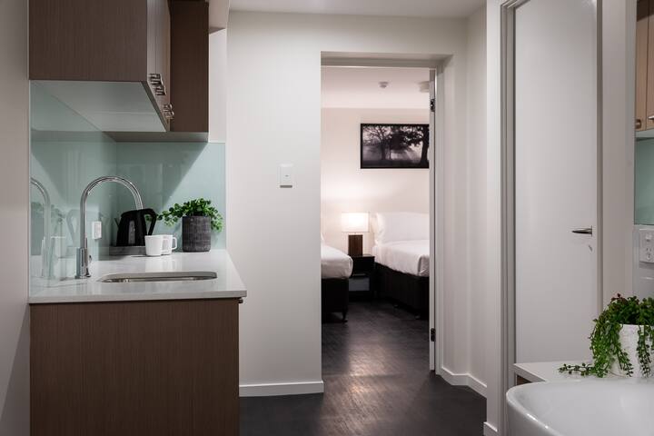 Ascot Budget – Modern 2 Bedrooms (Sleeps 6) gallery image 3