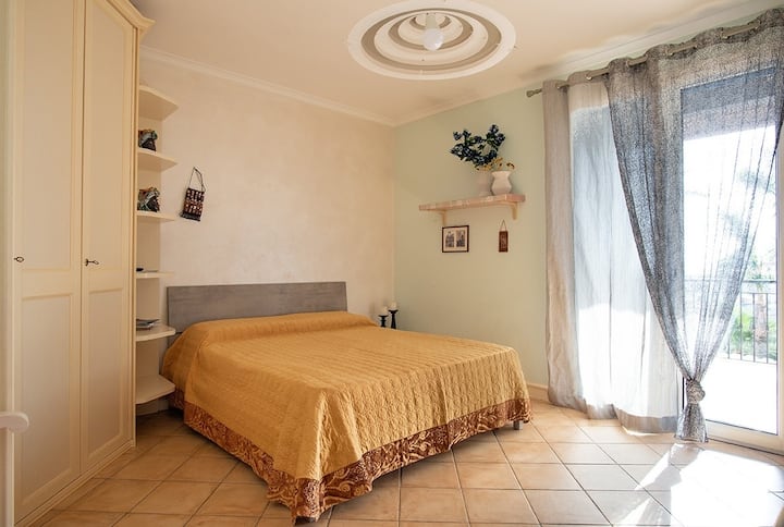 ห้องนอน 1: เตียงคู่ตู้เสื้อผ้าแบบวอล์กอินทีวีทางเข้าอพาร์ทเมนท์/ทางเข้าระเบียง